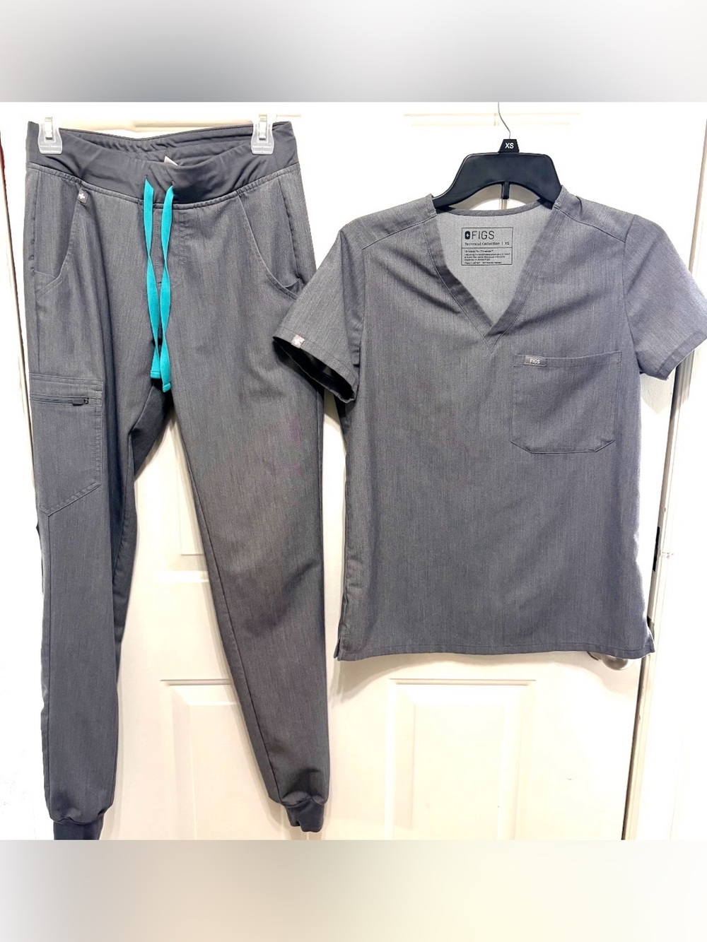 Figs V-Neck One-pocket sz XS and Zamora joggers XS Tall